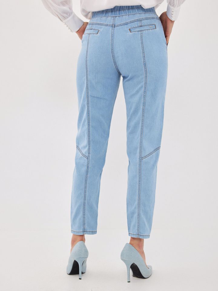 מכנסיים ג’ינס גומי מותן בצבע ג’ינס בהיר