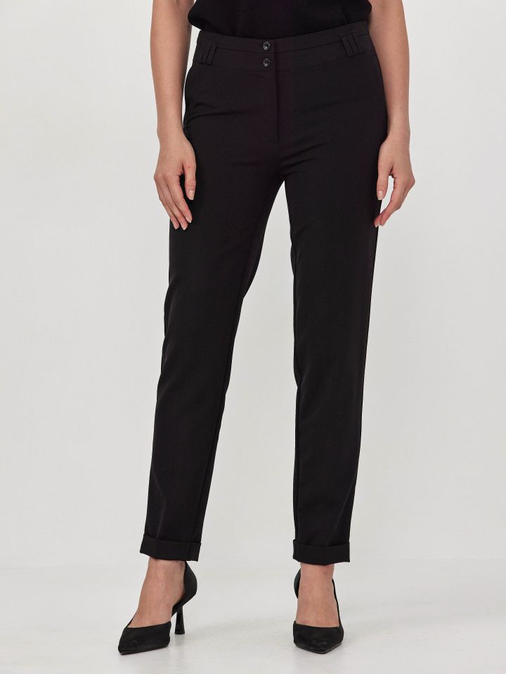 מכנסיים כיסי צד ומנג’טים בצבע שחור