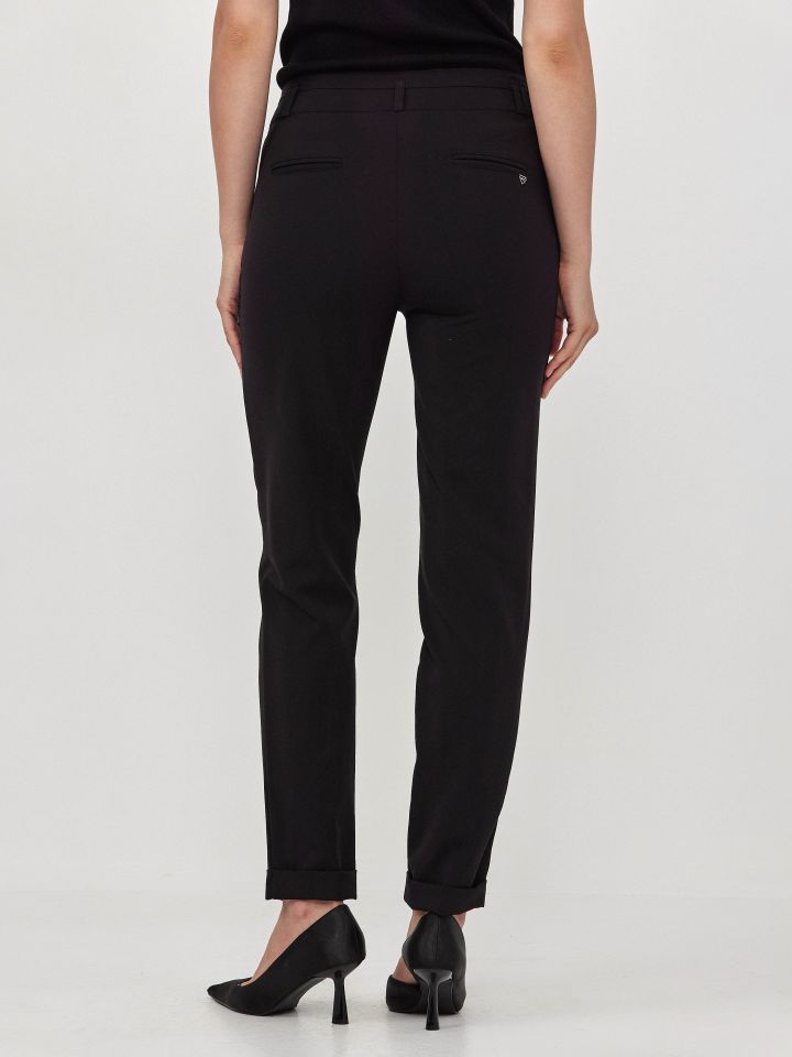 מכנסיים כיסי צד ומנג’טים בצבע שחור