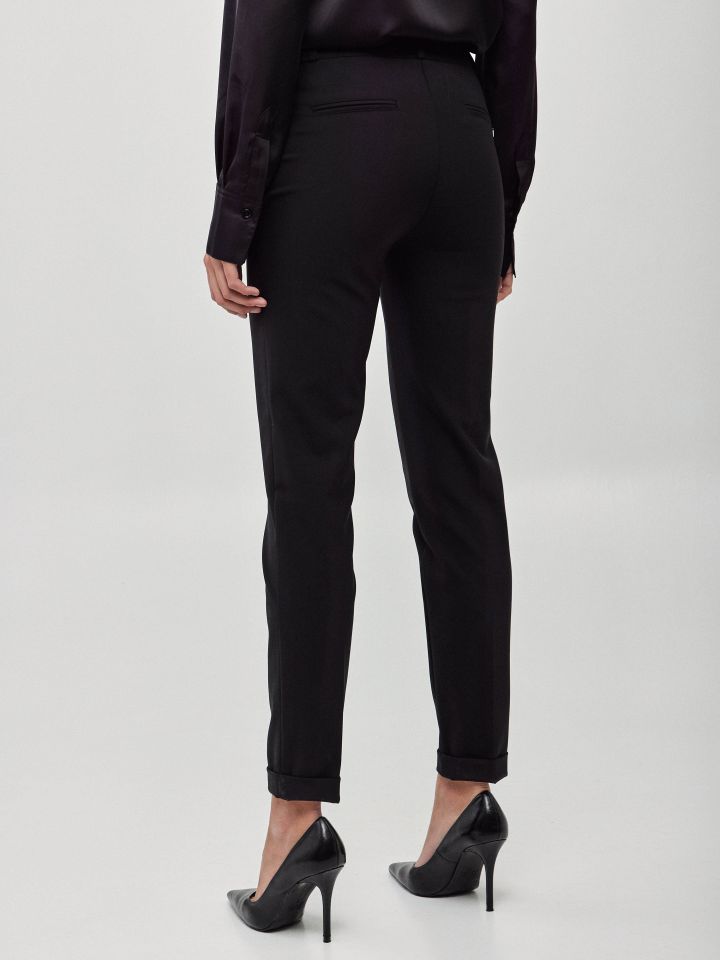 מכנסיים כיסי צד מנג’ט בצבע שחור