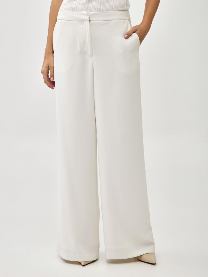 מכנסיים מתרחבים בצבע אופוויט