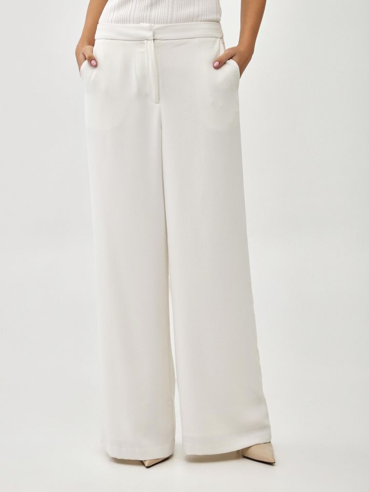 מכנסיים מתרחבים בצבע אופוויט