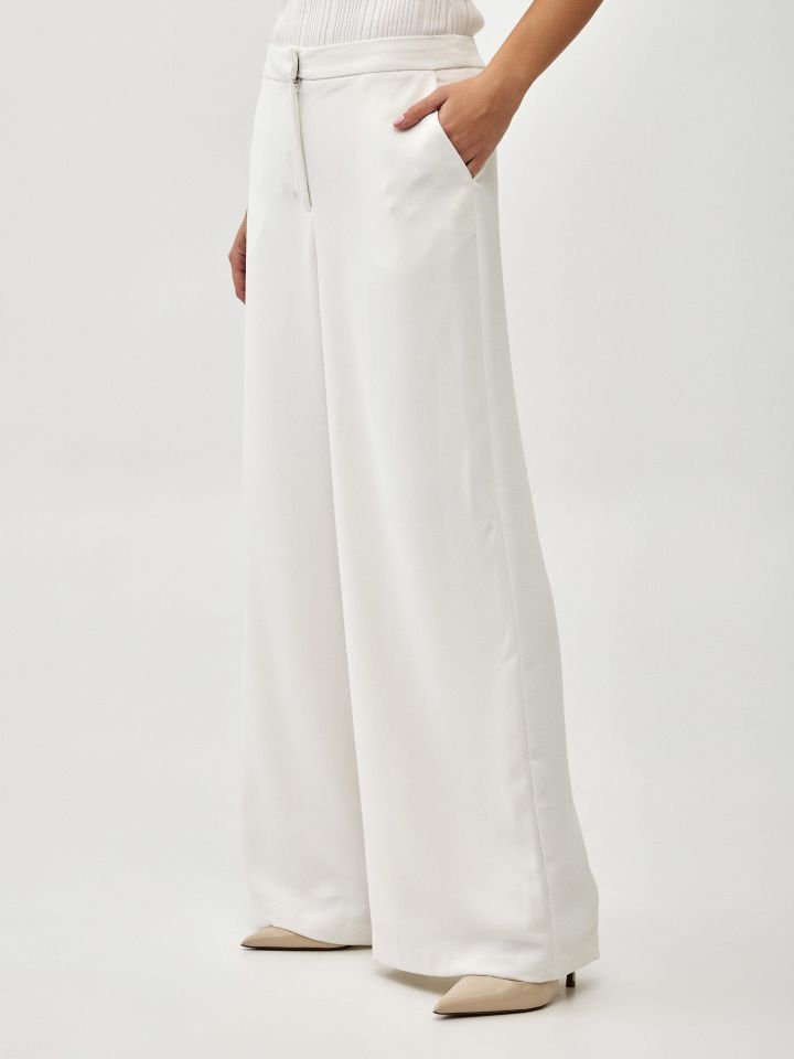 מכנסיים מתרחבים בצבע אופוויט