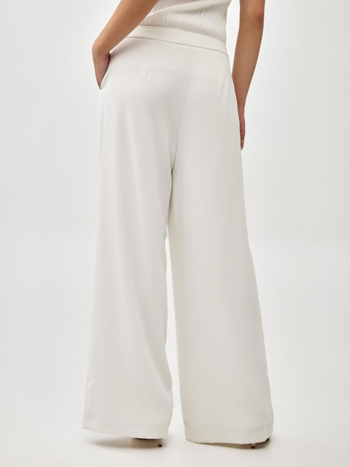 מכנסיים מתרחבים בצבע אופוויט