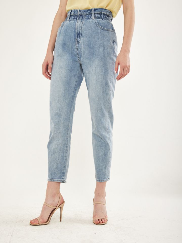 מכנסי ג’ינס גומי מותן בצבע ג’ינס בהיר