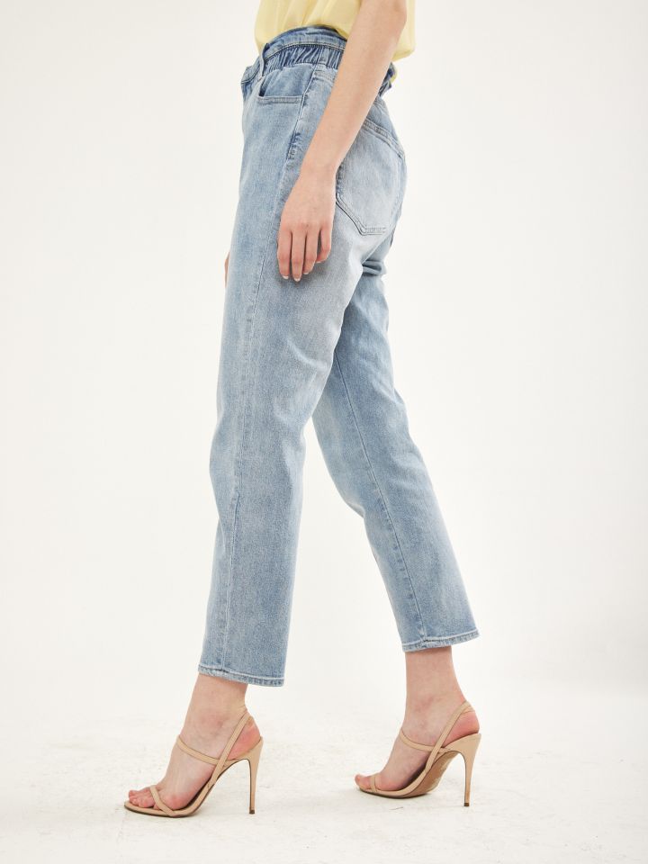 מכנסי ג’ינס גומי מותן בצבע ג’ינס בהיר