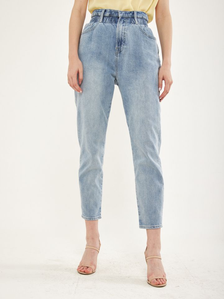 מכנסי ג’ינס גומי מותן בצבע ג’ינס בהיר