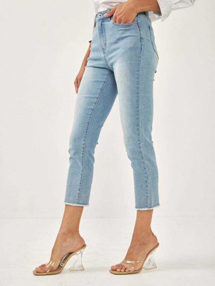ג’ינס 7/8 ריקמה ויהלומים בצבע ג’ינס בהיר
