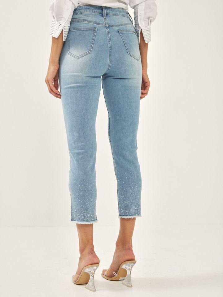 ג’ינס 7/8 ריקמה ויהלומים בצבע ג’ינס בהיר