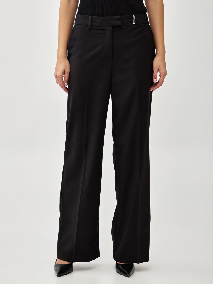 מכנסיים לולאה בחגורה בצבע שחור