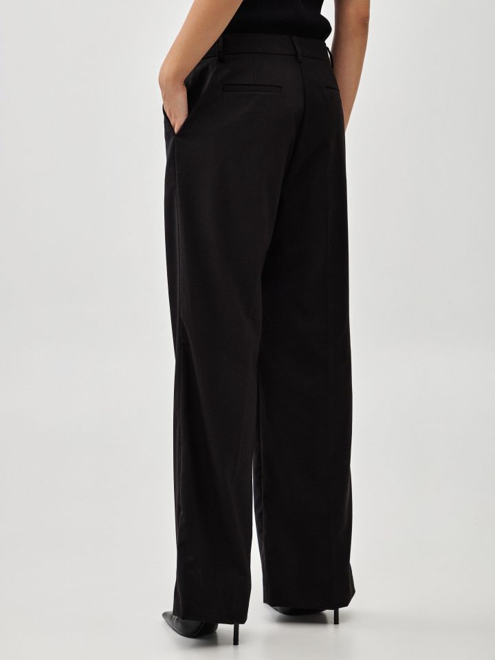 מכנסיים לולאה בחגורה בצבע שחור