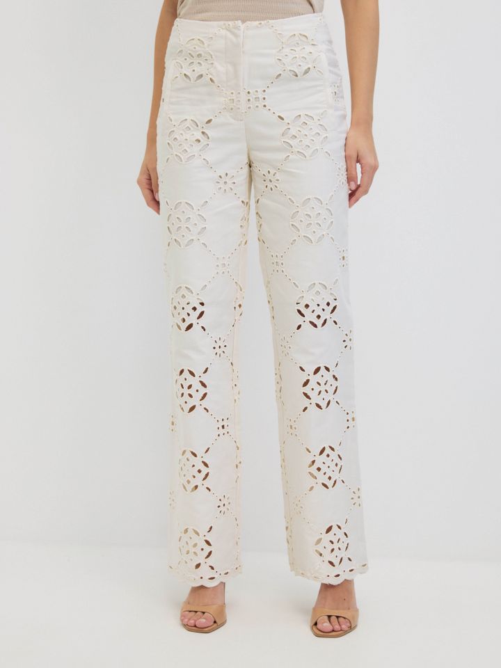 מכנסיים ריקמות בצבע אופוויט