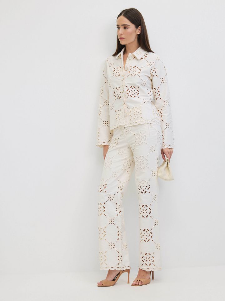 מכנסיים ריקמות בצבע אופוויט