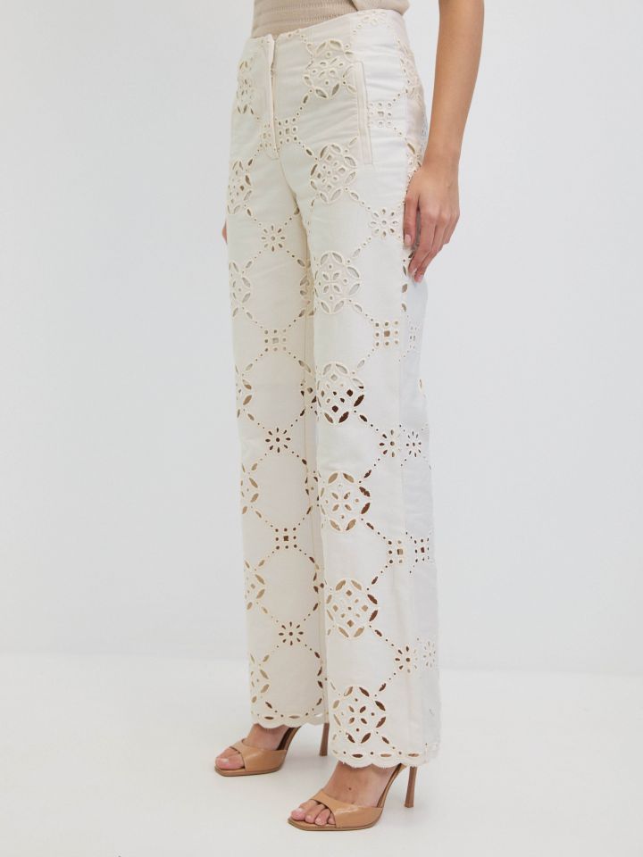 מכנסיים ריקמות בצבע אופוויט