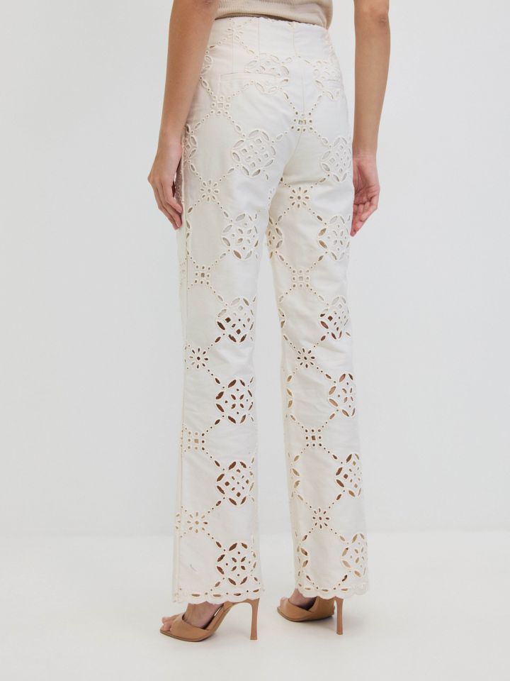 מכנסיים ריקמות בצבע אופוויט