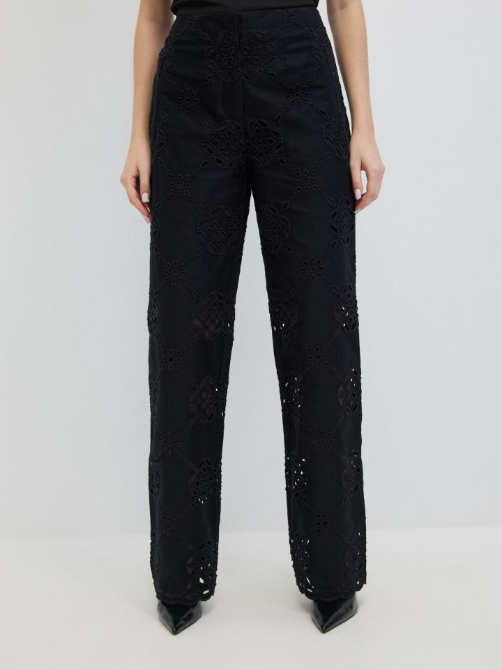 מכנסיים ריקמות בצבע שחור