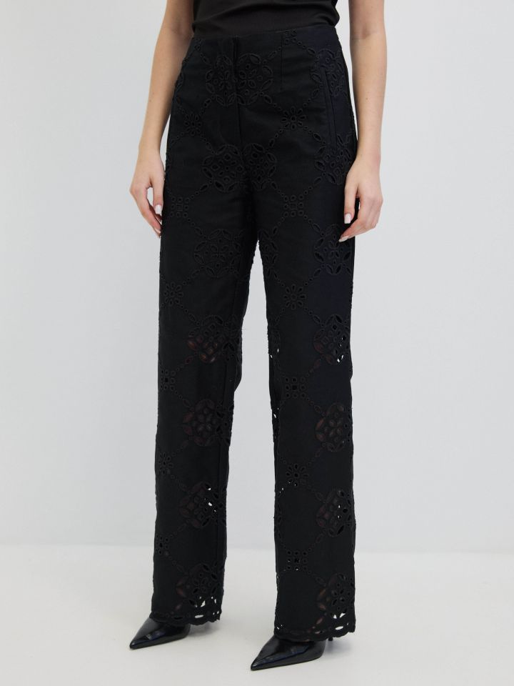 מכנסיים ריקמות בצבע שחור