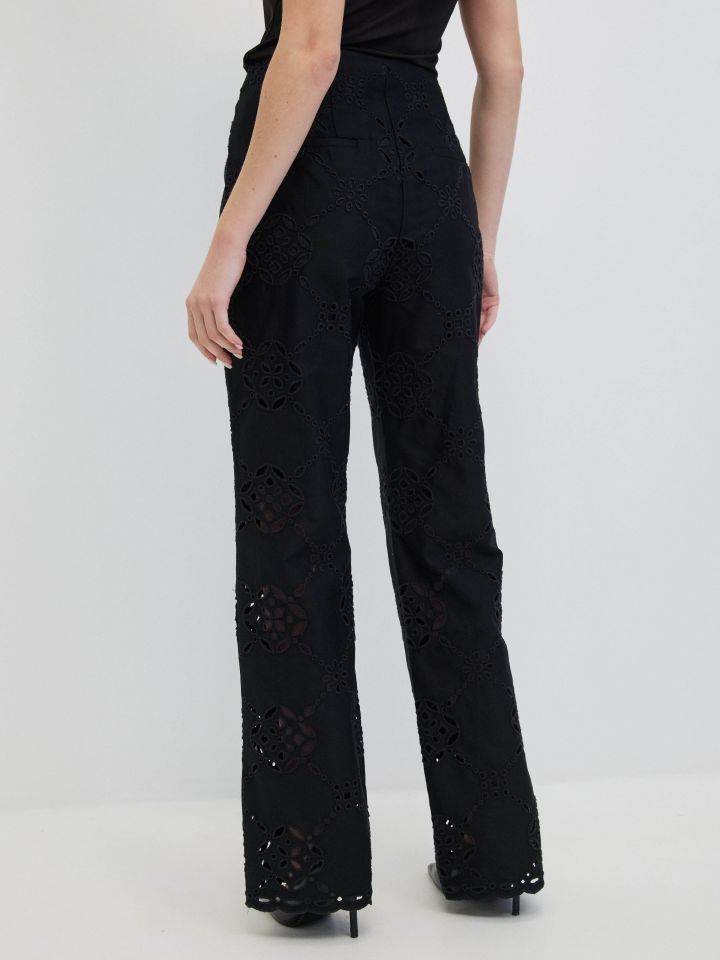 מכנסיים ריקמות בצבע שחור