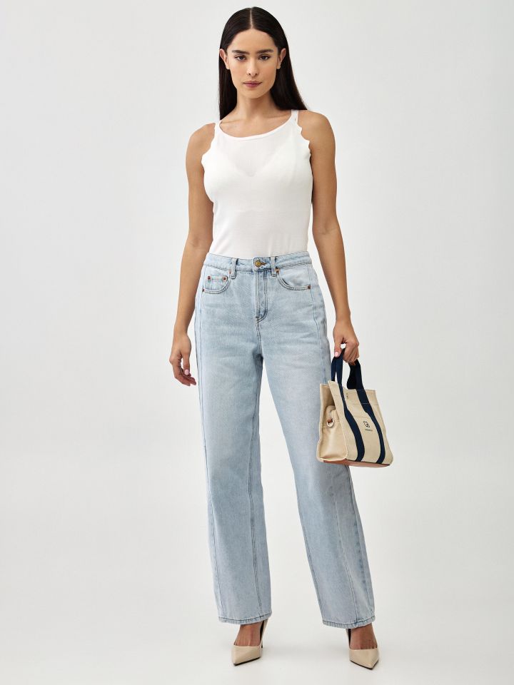 מכנסיים ג’ינס גזרת בלון בצבע ג’ינס בהיר