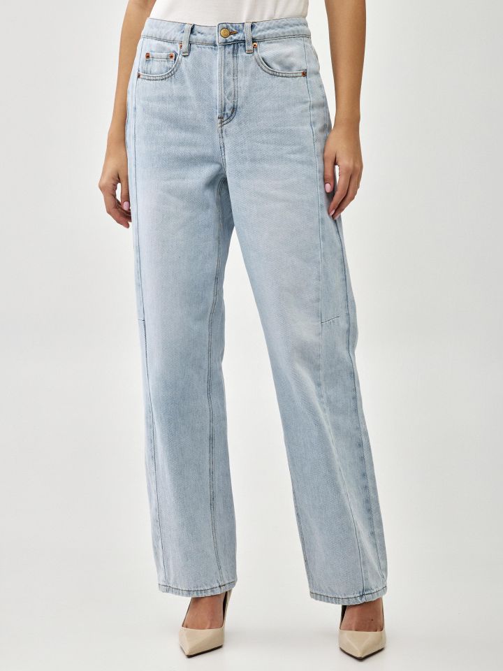 מכנסיים ג’ינס גזרת בלון בצבע ג’ינס בהיר