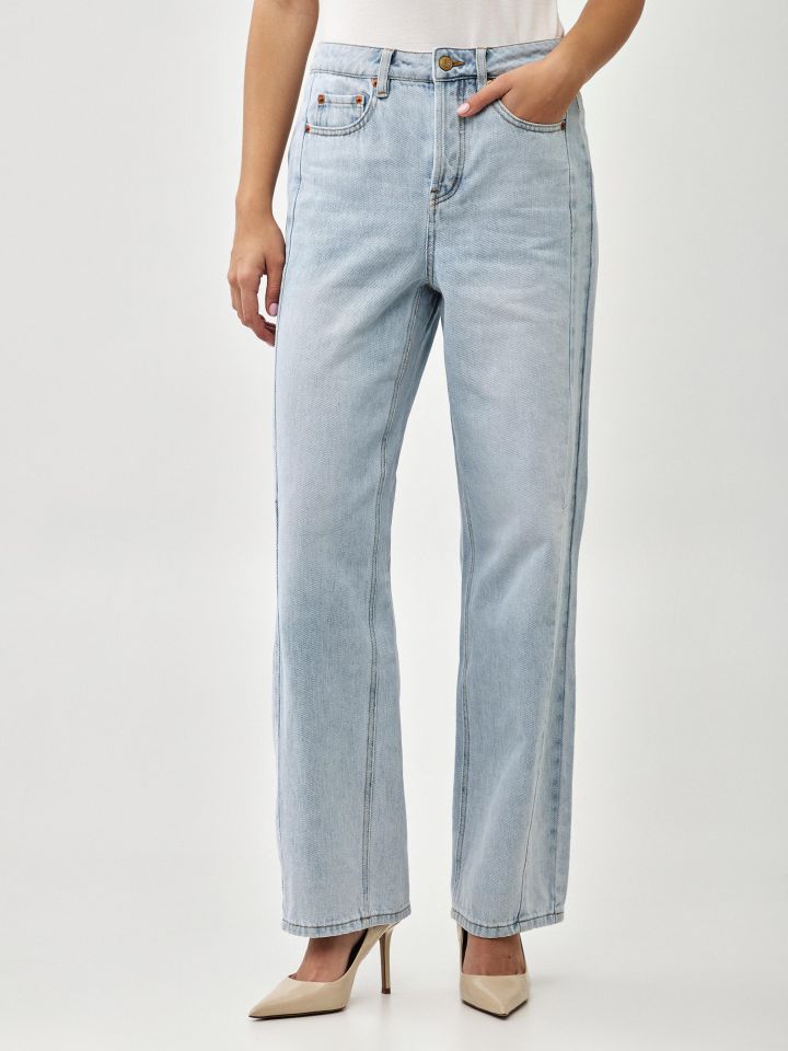 מכנסיים ג’ינס גזרת בלון בצבע ג’ינס בהיר