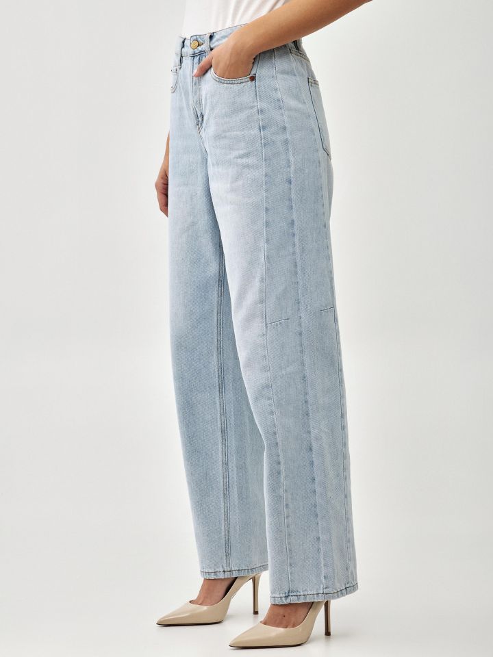 מכנסיים ג’ינס גזרת בלון בצבע ג’ינס בהיר