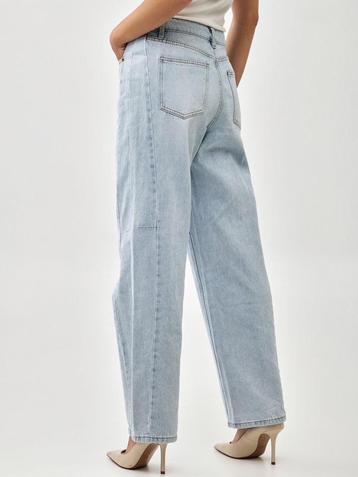 מכנסיים ג’ינס גזרת בלון בצבע ג’ינס בהיר