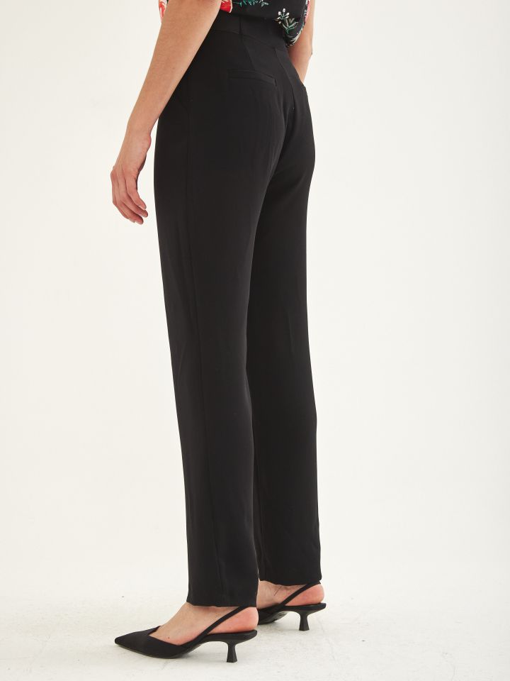 מכנסי כיסי אלכסון גומי בצדדים בצבע שחור