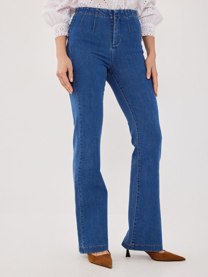 מכנסיים ג’ינס מתרחב בצבע ג’ינס