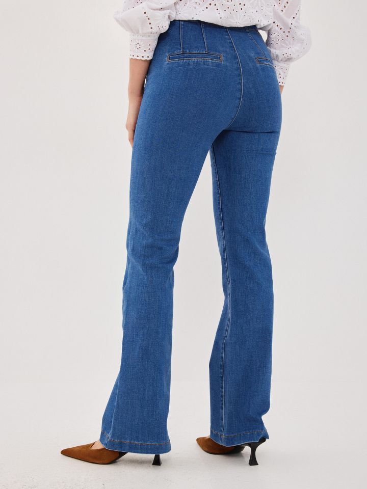 מכנסיים ג’ינס מתרחב בצבע ג’ינס