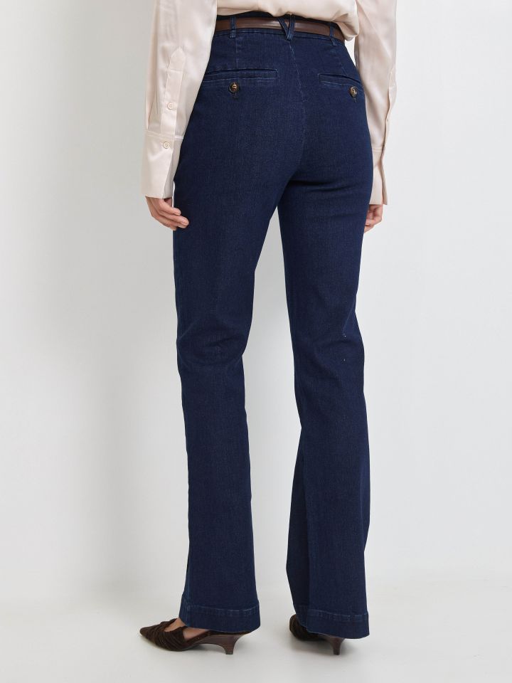 מכנסיים ג’ינס חגורה בצבע ג’ינס כהה