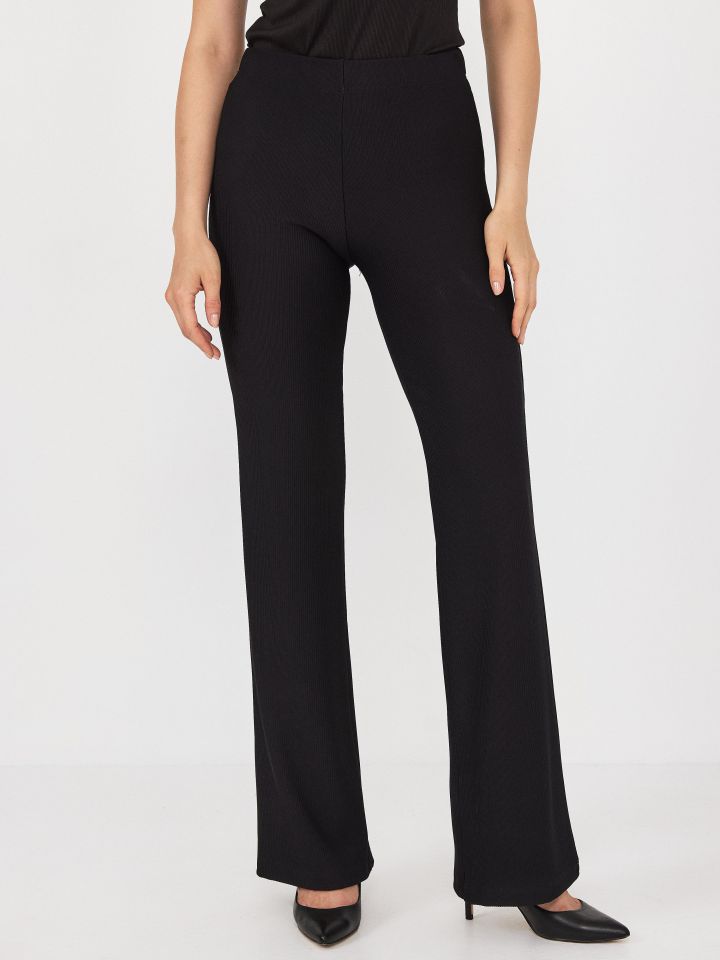 מכנסיים  ריפס מתרחב בצבע שחור