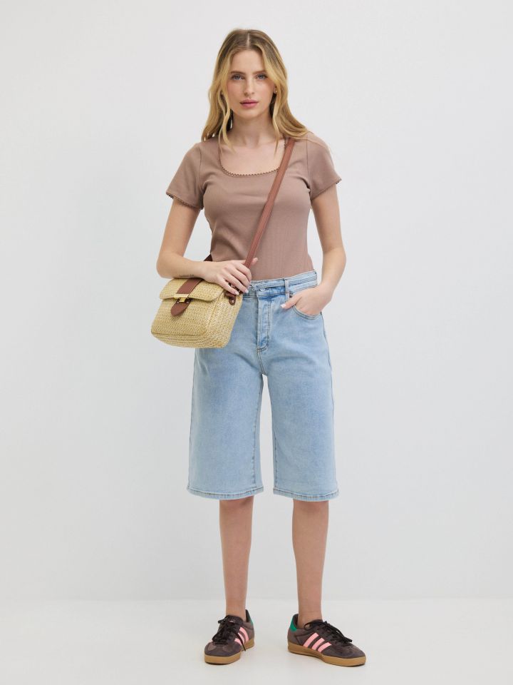 מכנסיים ג’ינס ברך חגורה בצבע ג’ינס בהיר