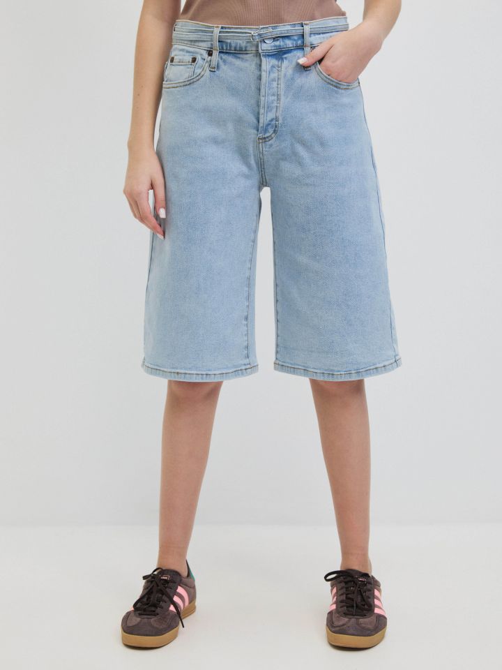 מכנסיים ג’ינס ברך חגורה בצבע ג’ינס בהיר