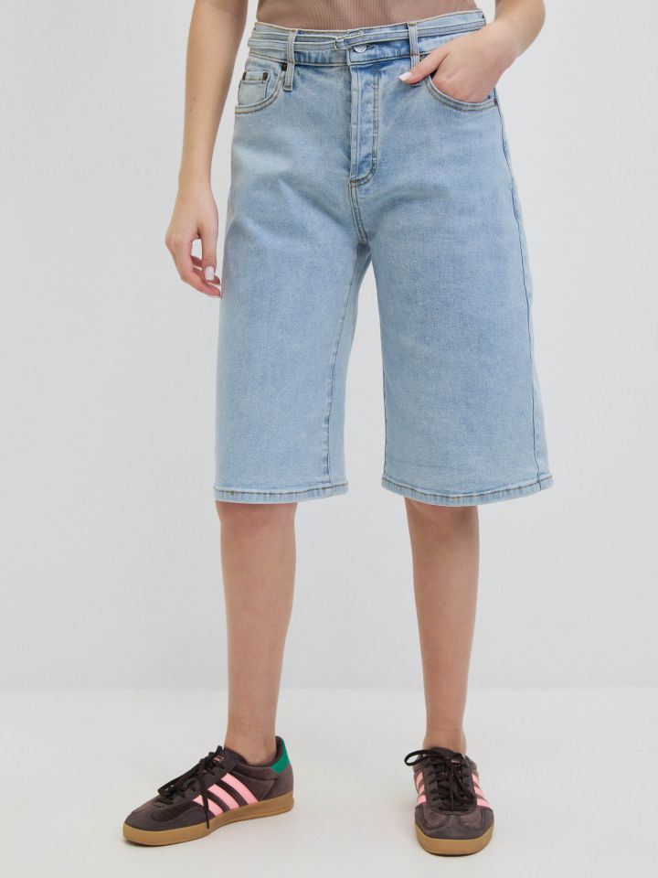 מכנסיים ג’ינס ברך חגורה בצבע ג’ינס בהיר