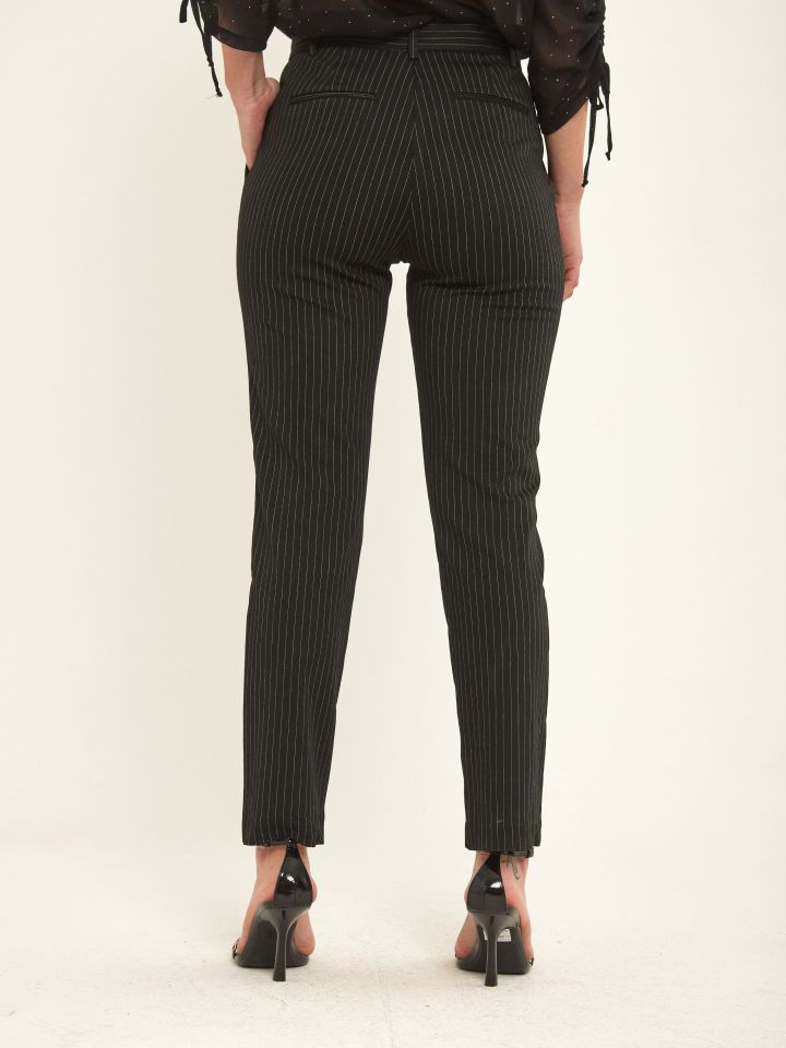 מכנסי פסים בצבע שחור