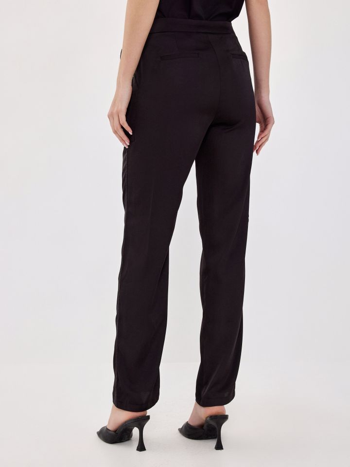 מכנסיים סטן כיסים בצבע שחור