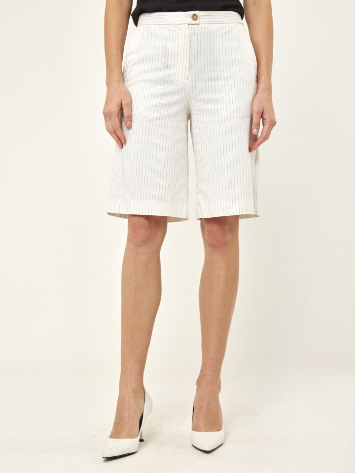 מכנסי פסים ברך בצבע לבן