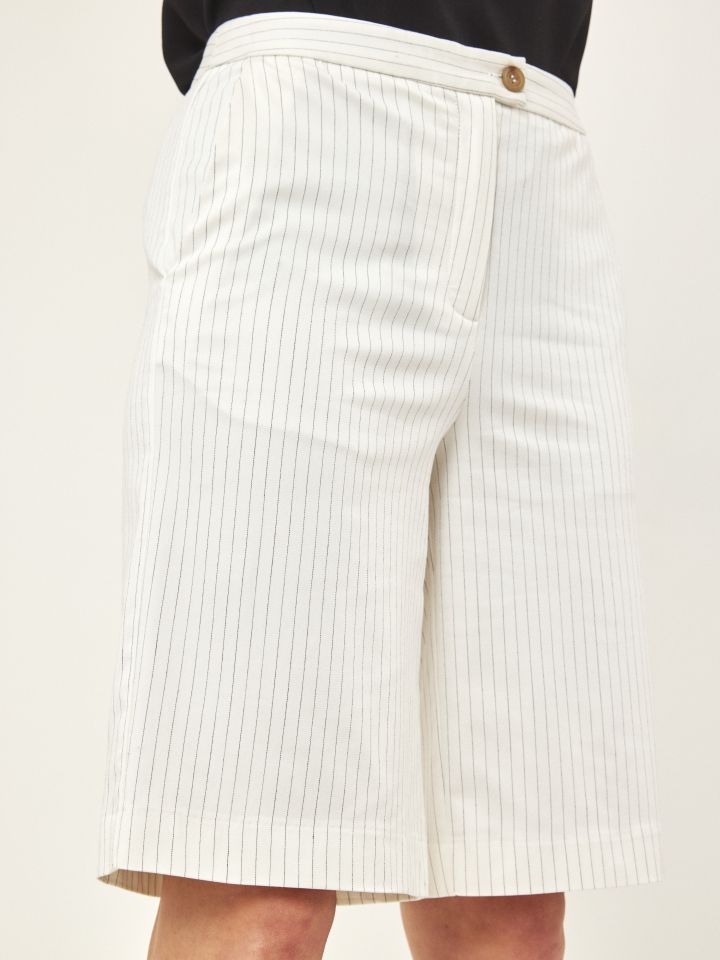 מכנסי פסים ברך בצבע לבן