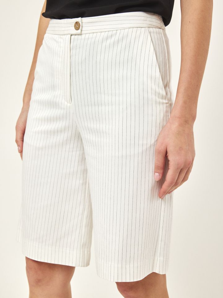 מכנסי פסים ברך בצבע לבן