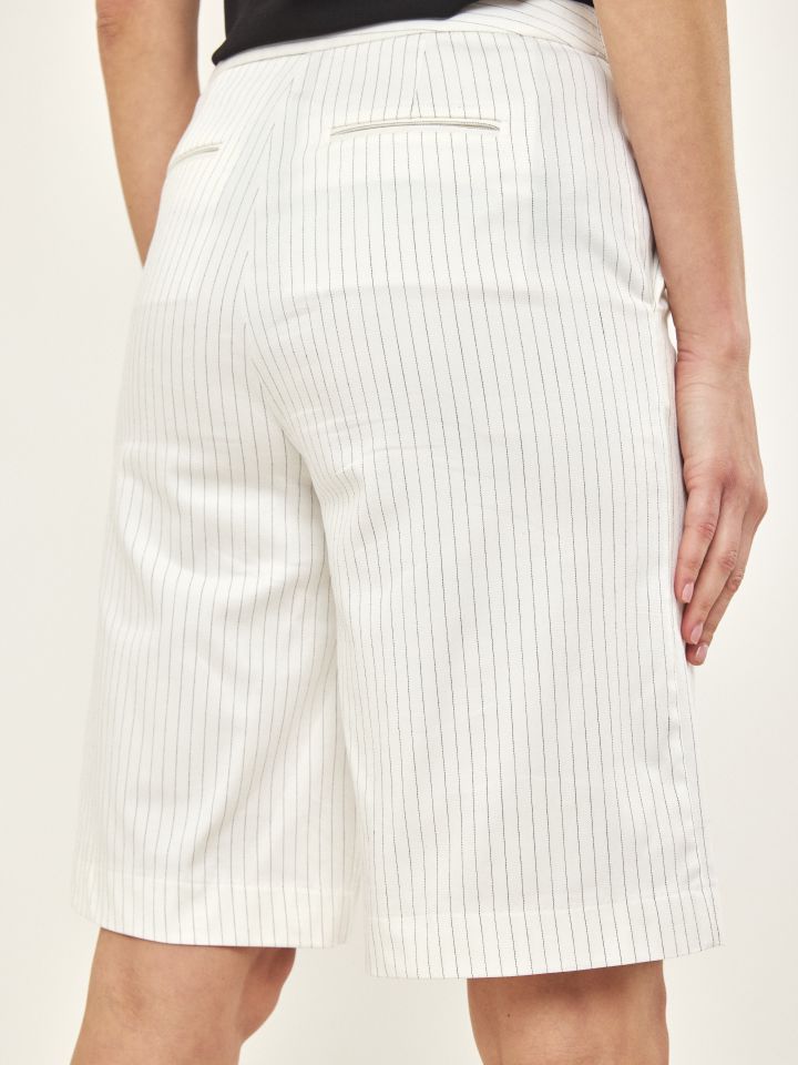 מכנסי פסים ברך בצבע לבן