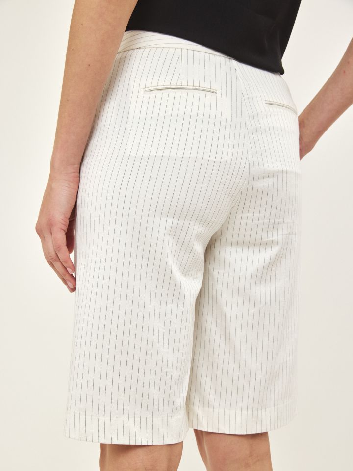 מכנסי פסים ברך בצבע לבן