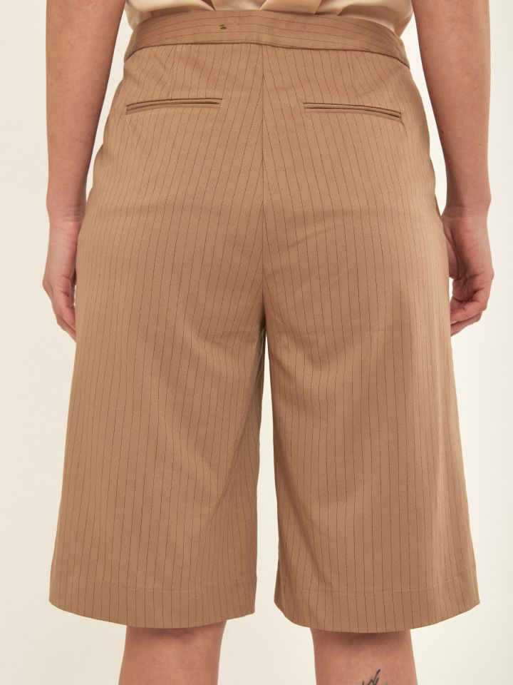 מכנסי פסים ברך בצבע קאמל