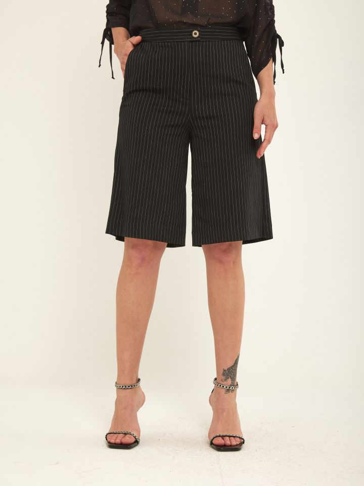 מכנסי פסים ברך בצבע שחור