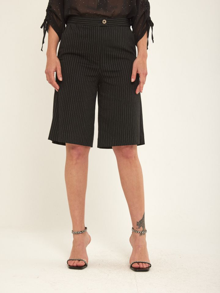 מכנסי פסים ברך בצבע שחור