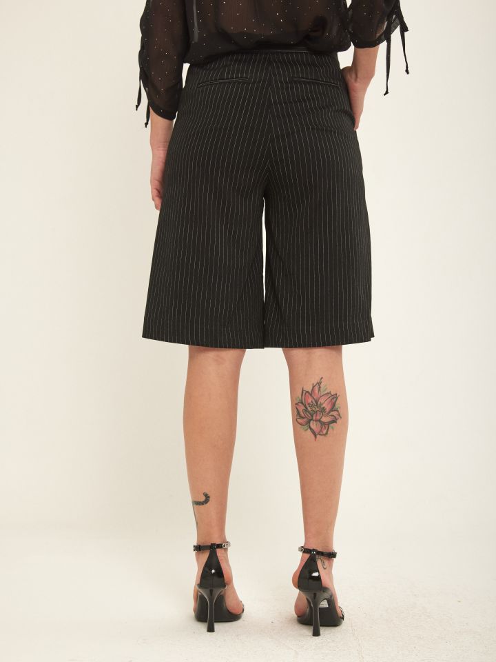 מכנסי פסים ברך בצבע שחור