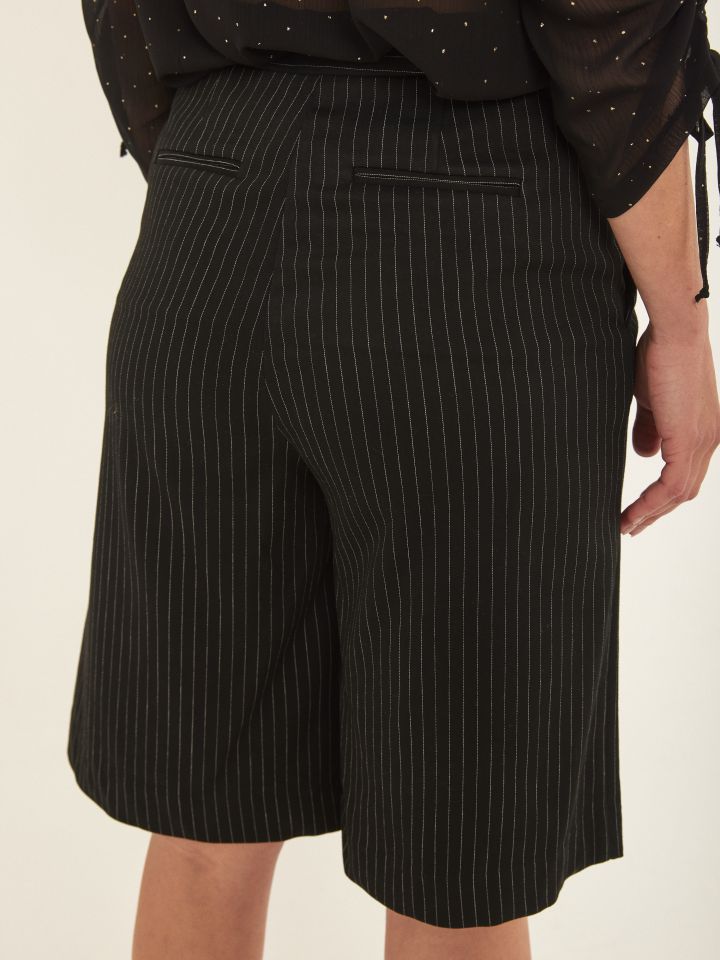 מכנסי פסים ברך בצבע שחור