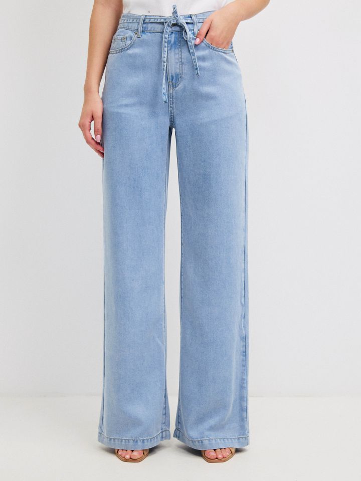 מכנסיים ג’ינס חגורה בצבע ג’ינס בהיר