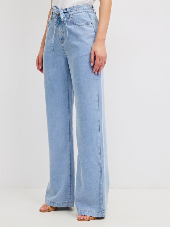 מכנסיים ג’ינס חגורה בצבע ג’ינס בהיר