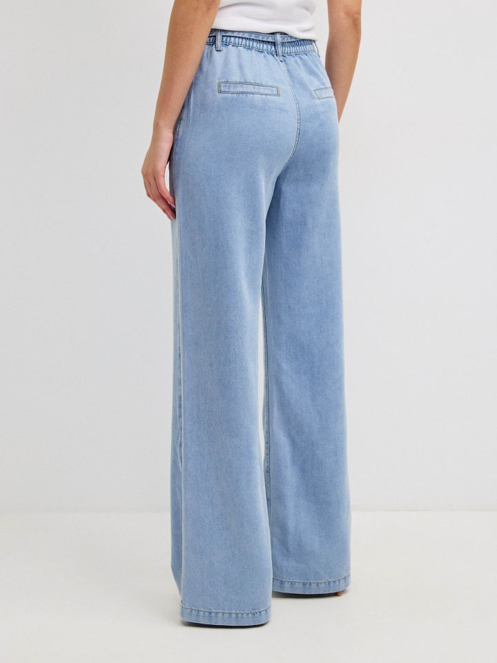 מכנסיים ג’ינס חגורה בצבע ג’ינס בהיר